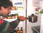 2071 Tipp70 Topf mit Speisen in den Kühlschrank